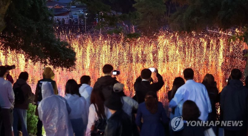어둠 밝히는 함안낙화놀이 (출처=연합뉴스)