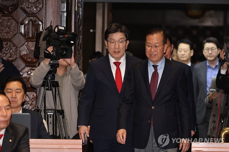 의총 참석하는 권영세-권성동 (출처=연합뉴스)