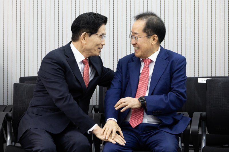 제21대 대통령후보자 국민의힘 3차 경선 진출자를 발표하는 29일 오후 서울 여의도 국민의힘 중앙당사에서 김문수, 홍준표 후보가 대화하고 있다. 2025.4.29/뉴스1 ⓒ News1 국회사진취재단