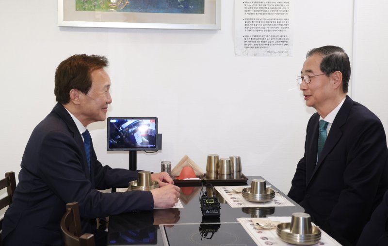 [서울=뉴시스] 조수정 기자 = 한덕수(오른쪽) 무소속 대통령선거 예비후보와 손학규 전 바른미래당 대표(전 민주당 대표)가 5일 서울 종로구 한 식당에서 만찬 회동을 하고 있다. 2025.05.05. chocrystal@newsis.com