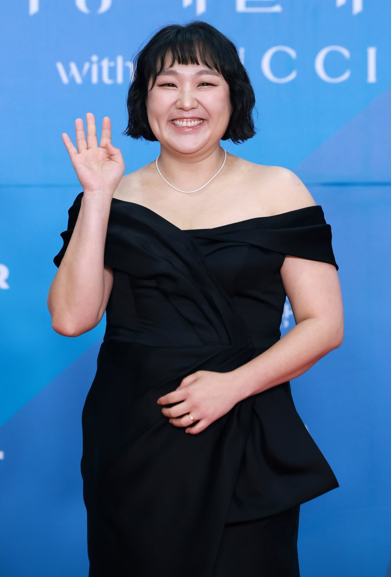 개그맨 이수지가 어린이날인 5일 오후 서울 강남구 코엑스에서 열린 '61회 백상예술대상' 레드카펫에서 포즈를 취하고 있다. 2025.5.5/뉴스1 ⓒ News1 김진환 기자