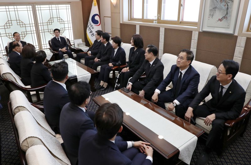 김문수 국민의힘 대통령 후보가 4일 오전 서울 동작구 국립서울현충원에서 현충탑 참배에 앞서 권영세 비대위원장을 비롯한 당 지도부, 캠프 관계자들과 대화를 나누고 있다. (공동취재) 2025.5.4/뉴스1 ⓒ News1 안은나 기자