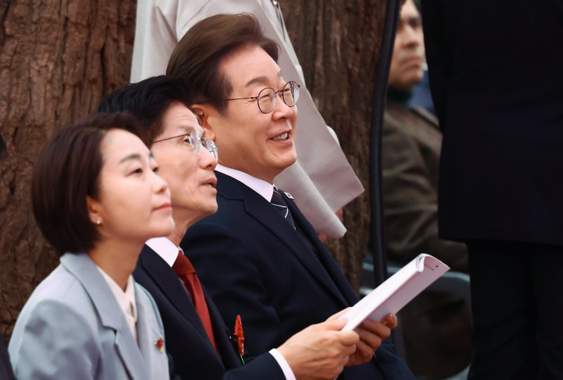 이재명 더불어민주당 대통령 후보와 김문수 국민의힘 대통령 후보가 5일 오전 서울 종로구 조계사에서 열린 불기 2569년 부처님오신날 봉축법요식에 참석해 자리하고 있다. 2025.5.5/뉴스1 ⓒ News1 김민지 기자