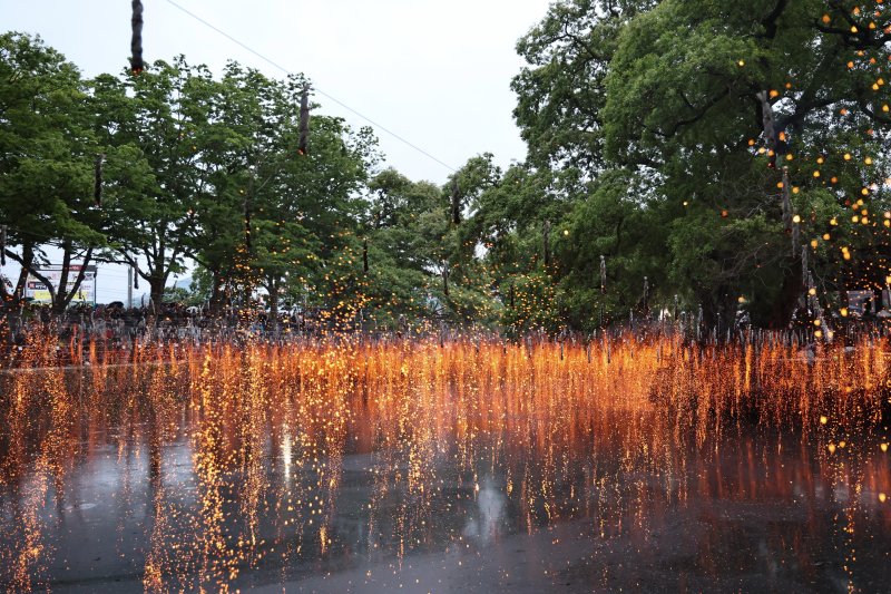 [함안=뉴시스]5일 오후 경남 함안군 함안면 무진정에서 열린 제32회 함안낙화놀이 본행사 중 황금빛 낙화가 장관을 이루고 있다.(사진=경남도 제공)2025.05.05. photo@newsis.com