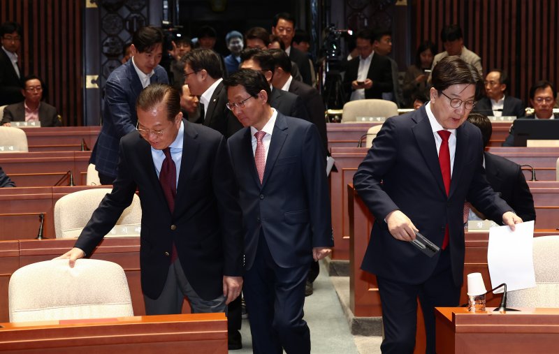 국민의힘 권영세 비상대책위원장과 권성동 원내대표, 김상훈 정책위의장이 5일 서울 여의도 국회에서 열린 의원총회에 입장하고 있다. 2025.5.5/뉴스1 ⓒ News1 김민지 기자