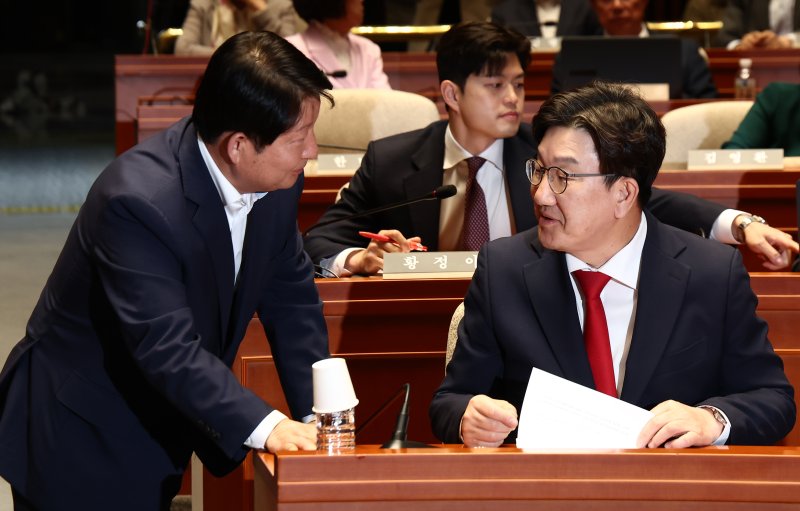 권성동 국민의힘 원내대표가 5일 서울 여의도 국회에서 열린 의원총회에서 권영진 의원과 대화하고 있다. 2025.5.5/뉴스1 ⓒ News1 김민지 기자