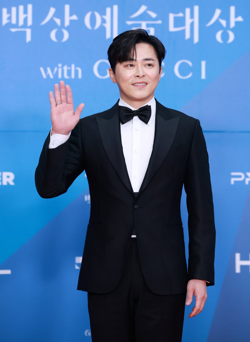 조정석, 영화 최우수 연기상…"아내 거미 사랑해" [61회 백상]