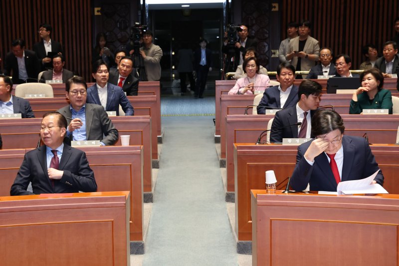 [서울=뉴시스] 권창회 기자 = 권영세 국민의힘 비상대책위원장과 권성동 원내대표가 5일 서울 여의도 국회에서 열린 의원총회에 참석해 자리하고 있다. 2025.05.05. kch0523@newsis.com