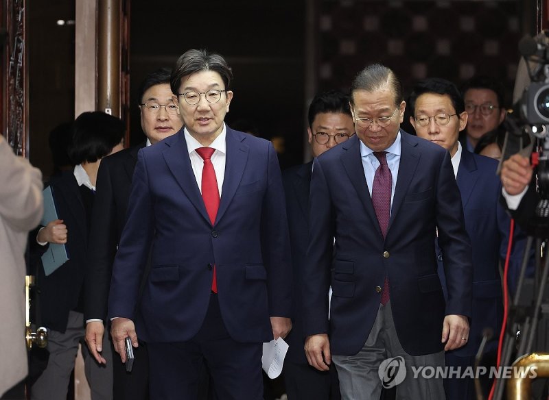 의총 참석하는 권영세-권성동 (출처=연합뉴스)