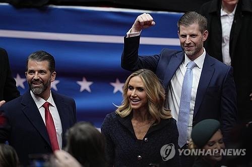 도널드 트럼프 주니어(좌측 첫 번째)와 에릭 트럼프(우측) (출처=연합뉴스)