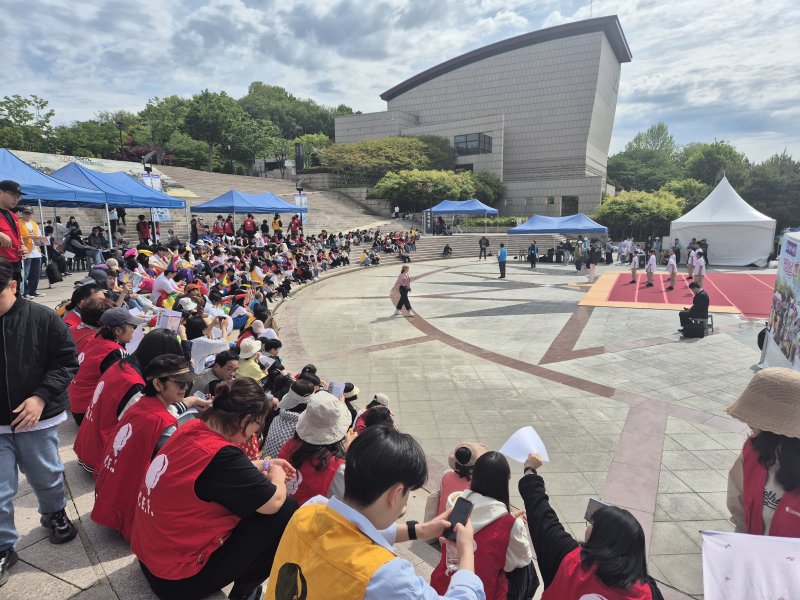 5일 전북자치도 전주시 한국소리문화의전당 야외놀이마당에서 열린 어린이날 축제 한마당을 찾은 시민들이 공연을 보며 즐거운 시간을 보내고 있다. 2025.5.5/뉴스1 ⓒ News1 유경석 기자