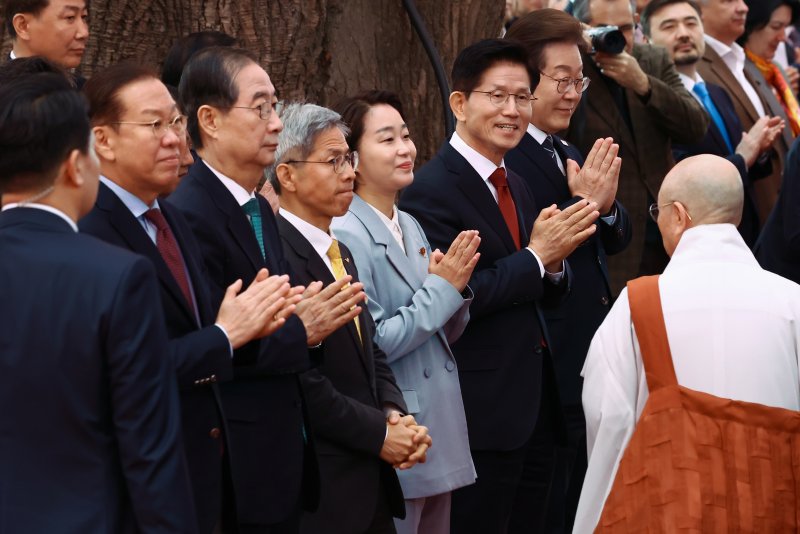 이재명 더불어민주당 대통령 후보(오른쪽부터)와 김문수 국민의힘 대통령 후보, 한덕수 무소속 대통령 선거 예비 후보(왼쪽 세번째) 등 참석자들이 5일 오전 서울 종로구 조계사에서 열린 불기 2569년 부처님오신날 봉축법요식에서 합장하고 있다. 2025.5.5/뉴스1 ⓒ News1 김민지 기자