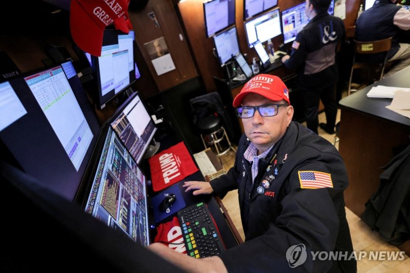 지난해 11월 '트럼프 지지' 모자 쓴 뉴욕증권거래소 트레이더 (출처=연합뉴스)