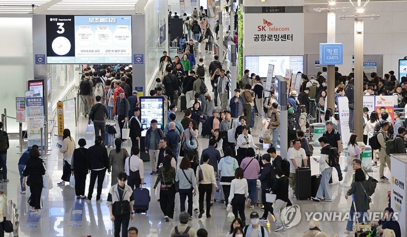 지난 5월 1일 황금연휴 공항 인파 (출처=연합뉴스)