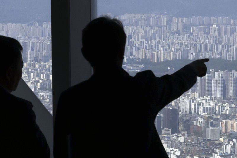 [서울=뉴시스] 최동준 기자 = 28일 KB국민은행 KB부동산의 4월 전국주택가격동향 자료에 따르면 서울 아파트 가격은 전월 대비 0.98% 올라 전월(0.65%)보다 상승폭을 키우며 평균 매매가격이 13억원을 돌파했다.사진은 이날 서울 시내 아파트 단지 모습. 2025.04.28. photocdj@newsis.com