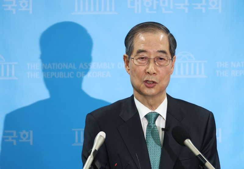 [서울=뉴시스] 고승민 기자 = 한덕수 전 국무총리가 2일 서울 여의도 국회 소통관에서 대선 출마 기자회견을 마친 뒤 백브리핑을 하고 있다. 2025.05.02. kkssmm99@newsis.com