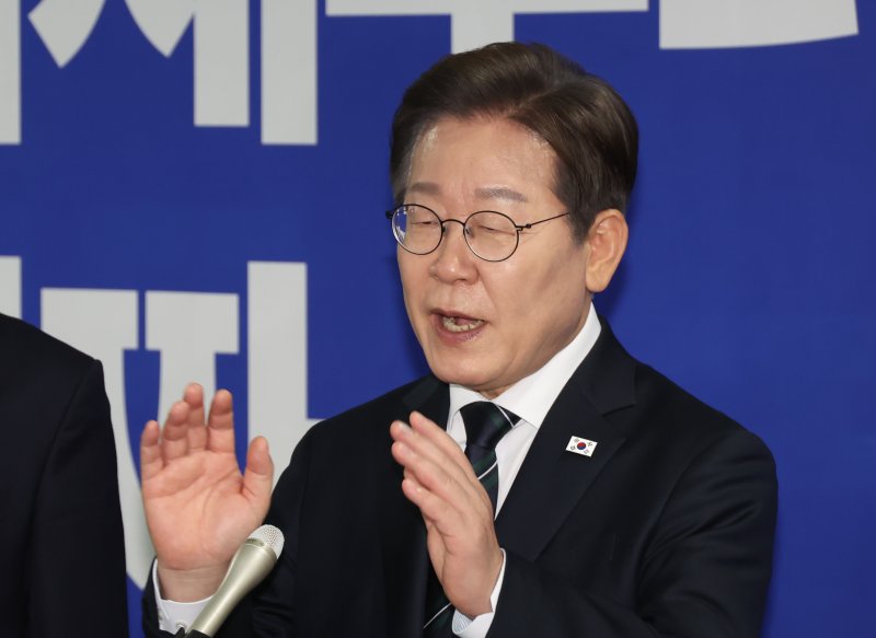 [서울=뉴시스] 고승민 기자 = 30일 서울 여의도 국회 의원회관에서 열린 더불어민주당 제21대 대통령선거 '진짜 대한민국' 중앙선거대책위원회 출범식에서 종료 후 이재명 대선 후보가 백브리핑을 하고 있다. 2025.04.30. kkssmm99@newsis.com