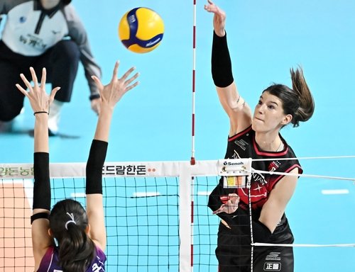 정관장 소속일 때 공격하는 부키리치(오른쪽) (출처=연합뉴스)