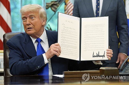 행정명령 서명하는 트럼프 (출처=연합뉴스)