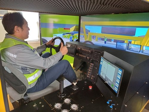 VR 기반 트랜스포터 시뮬레이터 운행 실습 (출처=연합뉴스)