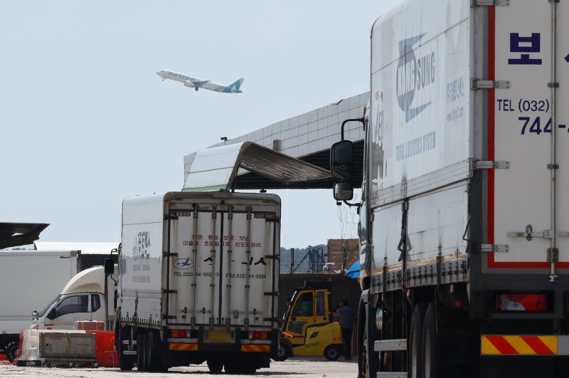 [인천공항=뉴시스] 황준선 기자 = 인천국제공항 화물터미널 너머로 비행기가 이륙하고 있다. 2025.05.06. hwang@newsis.com