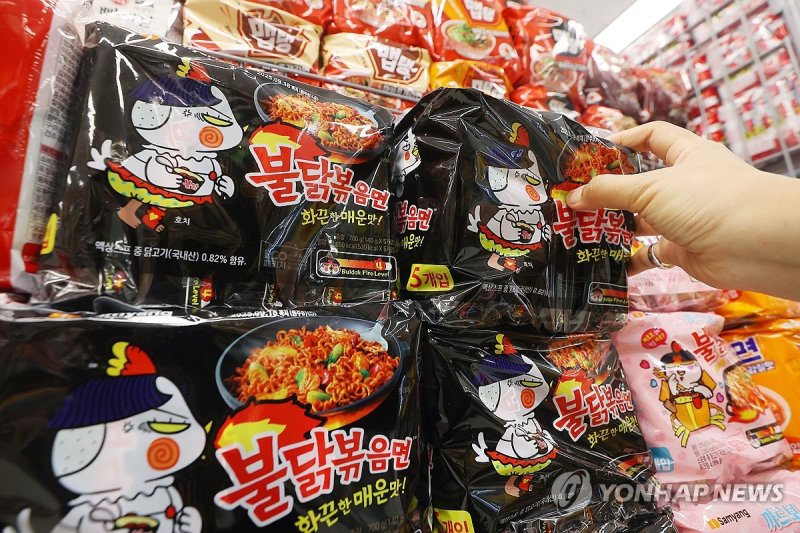 한 식품 매장에 배치된 불닭볶음면. 연합뉴스 제공
