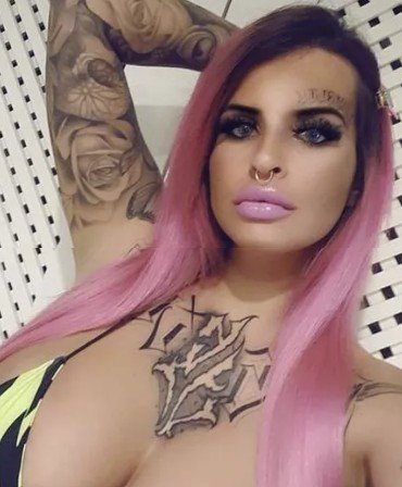 혀를 두갈래로 가르고 온몸에 문신…극단적 신체 개조하는 여성 왜?