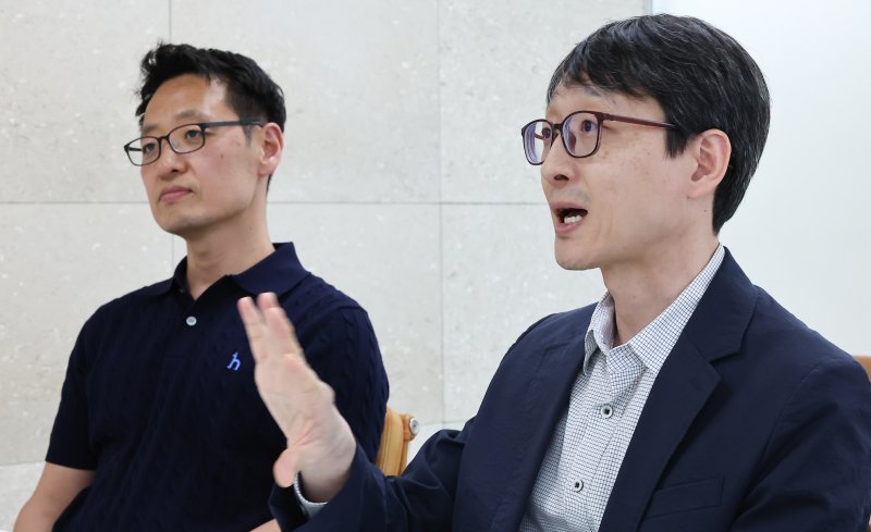 오동훈 한온시스템 연구소 선행융복합시스템 팀장(오른쪽)과 박지용 선행융복합시스템 책임 연구원이 30일 경기 성남 한국앤컴퍼니 판교 사옥에서 뉴스1과 인터뷰를 하고 있다. 2025.4.30/뉴스1 ⓒ News1 김도우 기자
