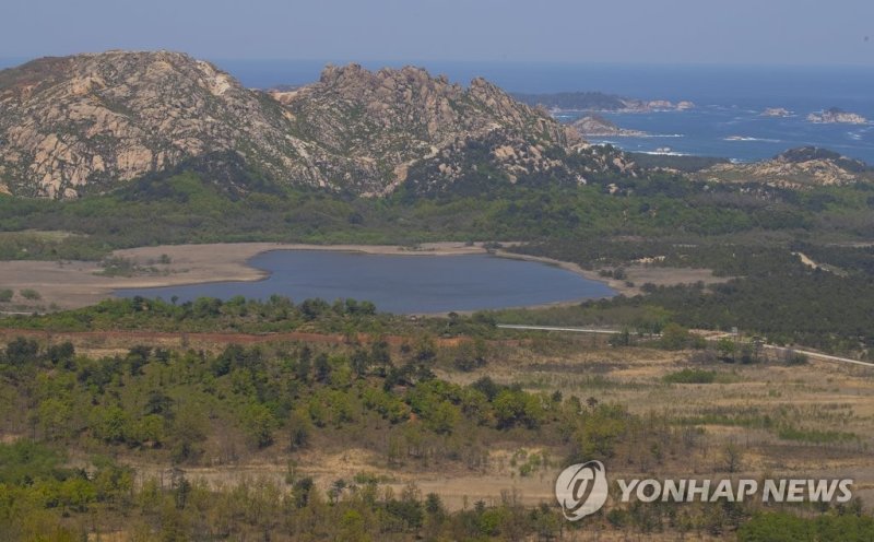 금강산 전망대에서 바라본 금강산 구선봉과 감호 (출처=연합뉴스)
