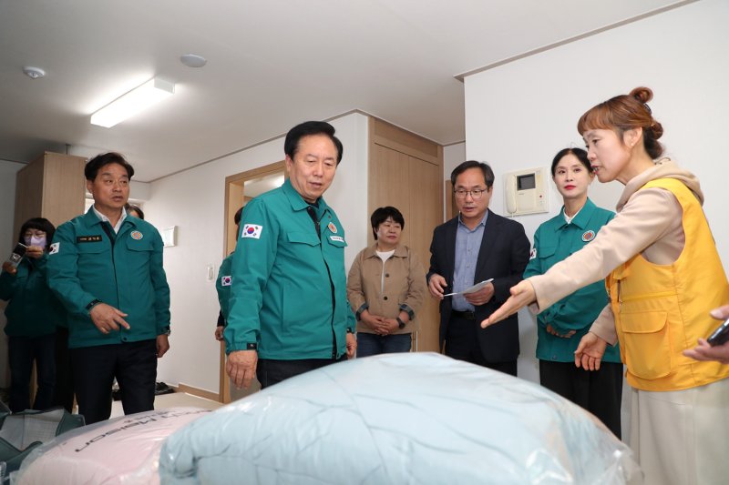 권기창 안동시장이 이재민 공공임대주택을 둘러보고 있다.(안동시 제공 재판매 및 DB 금지)2025.5.6/뉴스1