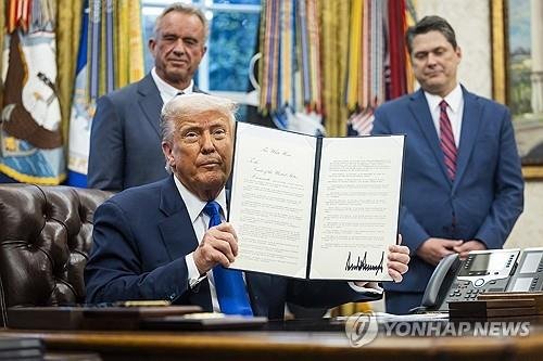 행정명령 서명한 트럼프 미국 대통령 (출처=연합뉴스)
