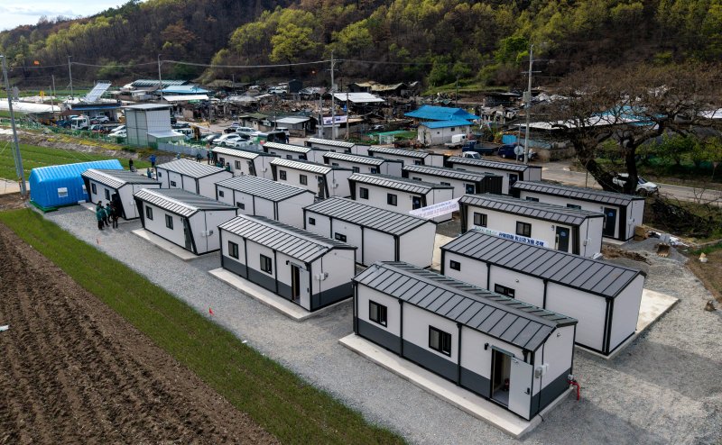 [안동=뉴시스] 이무열 기자 = 안동시는 최근 대형 산불로 삶의 터전을 잃은 이재민들의 일상 회복을 위해 주거 지원을 최우선 과제로 삼고, 선진이동주택 설치 및 입주를 본격화하고 있다.사진은 경북 안동시 일직면 명진리에 마련된 선진이동주택 모습. 2025.04.23. lmy@newsis.com