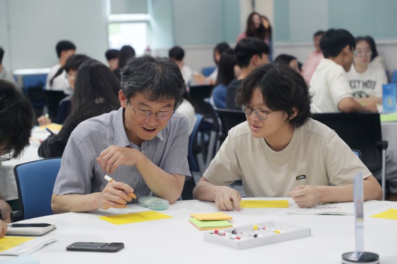 [울산=뉴시스] 구미현 기자 = 학생 자치회와 소통하는 천창수 울산교육감 (사진=울산시교육청 제공) photo@newsis.com *재판매 및 DB 금지
