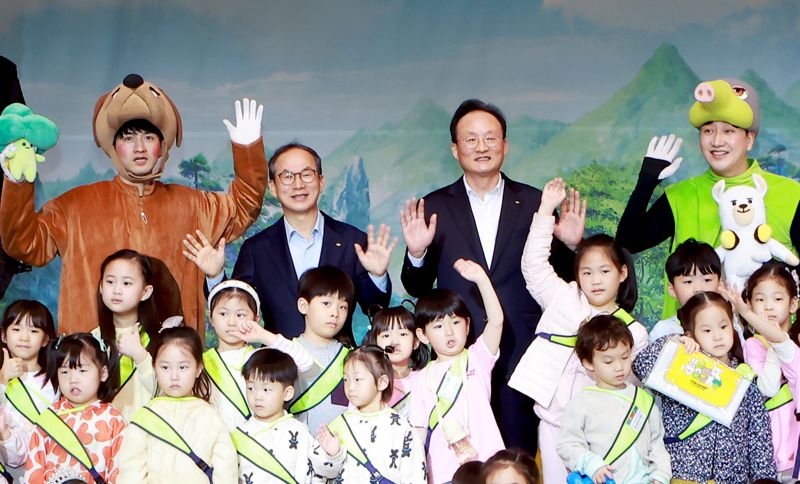 지난 2일 서울 여의도 KB국민은행 신관 다목적홀에서 진행된 어린이날 기념행사에서 양종희 KB금융그룹 회장(셋째줄 왼쪽 두번째)과 이환주 KB국민은행장(셋째줄 왼쪽 세번째)이 아이들과 기념 촬영을 하고 있다. KB금융 제공