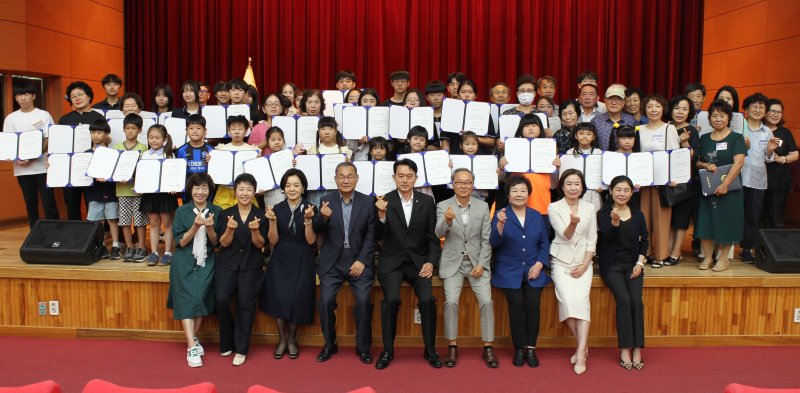 충북 진천군장학회 2024년 상반기 장학금 수여식 모습.(진천군 제공)/뉴스1