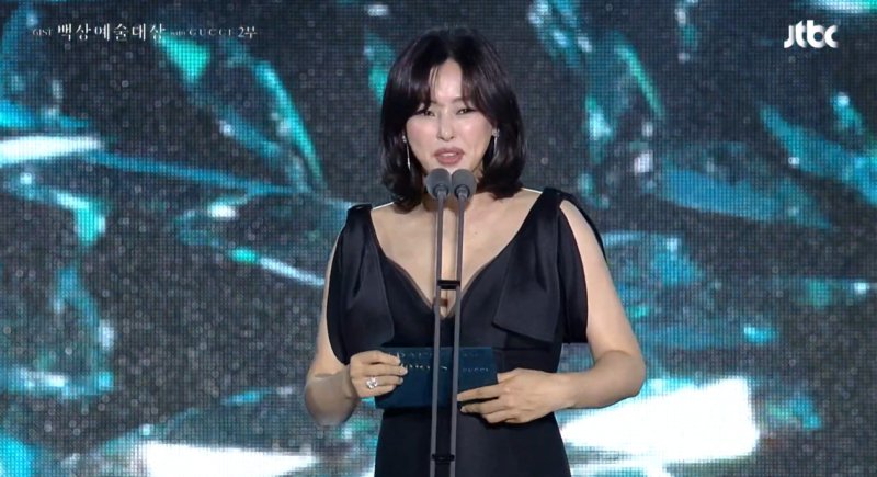 '둘째 임신' 이하늬, 우아한 드레스…"무거운 몸으로 촬영"