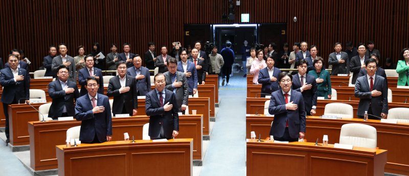 [서울=뉴시스] 권창회 기자 = 권영세 국민의힘 비상대책위원장과 권성동 원내대표를 비롯한 의원들이 5일 서울 여의도 국회에서 열린 의원총회에 참석해 국민의례를 하고 있다. 2025.05.05. kch0523@newsis.com
