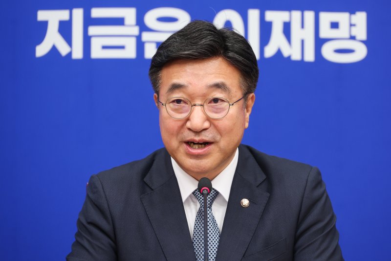 윤호중 더불어민주당 총괄선거대책본부장이 5일 오전 서울 여의도 국회에서 열린 기자간담회에 참석해 모두 발언하고 있다. 2025.5.5/뉴스1 ⓒ News1 안은나 기자