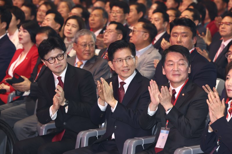 한동훈(앞줄 왼쪽부터), 김문수 국민의힘 대선 경선 후보와 안철수 의원이 3일 경기 고양시 킨텍스에서 열린 5차 전당대회에서 손뼉치고 있다. (2025.5.3/뉴스1 ⓒ News1 김민지 기자