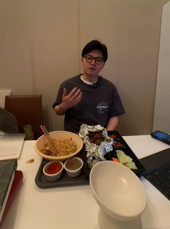 지난 5일 라이브 방송 중인 토토 홍보 전 대표/사진=토토 홍보 전 대표 유튜브 라이브 방송 캡처