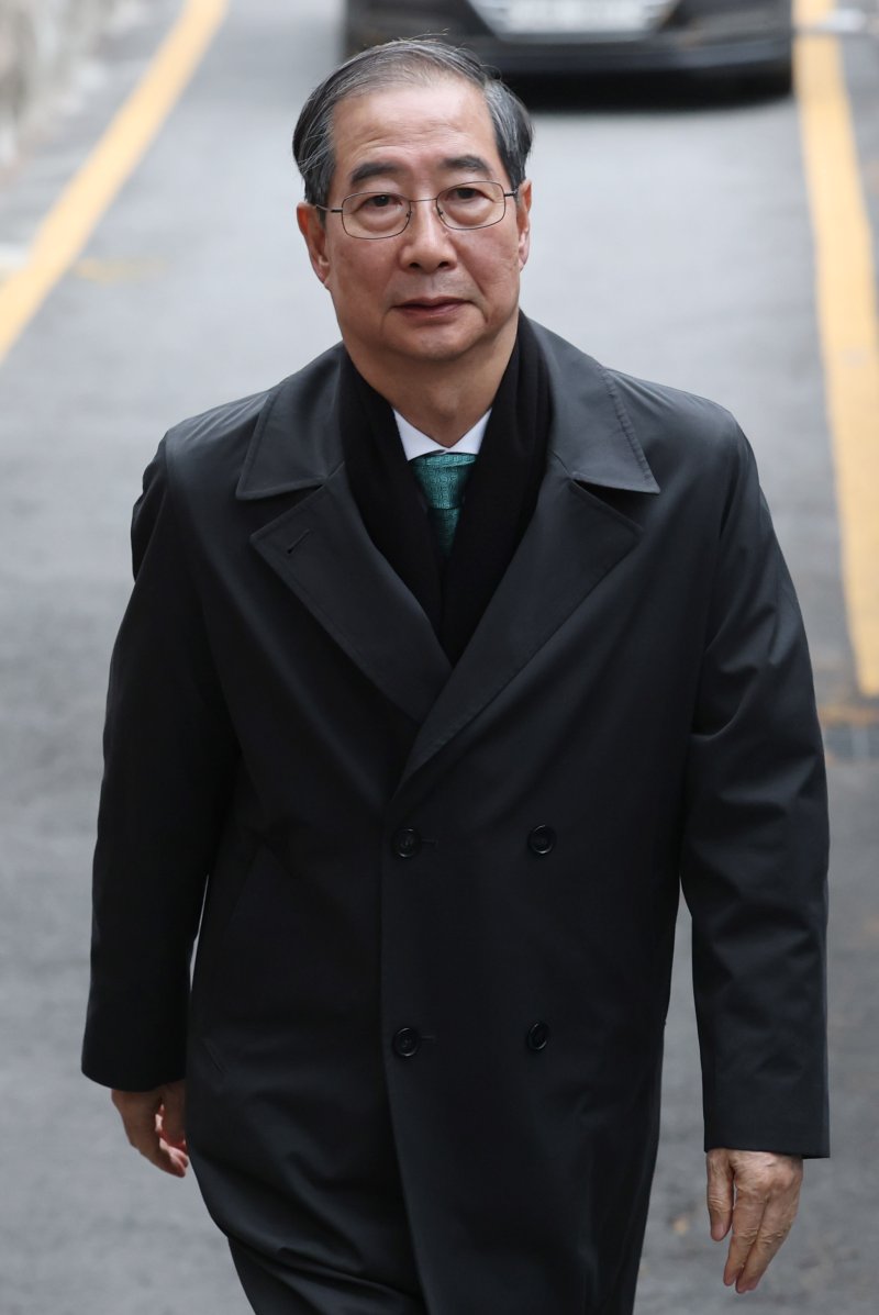 [서울=뉴시스] 조수정 기자 = 한덕수 무소속 대통령 선거 예비 후보가 5일 손학규 전 민주당 대표와 만찬 회동을 갖기위해 서울 종로구 한 식당으로 들어서고 있다. (공동취재) 2025.05.05. chocrystal@newsis.com