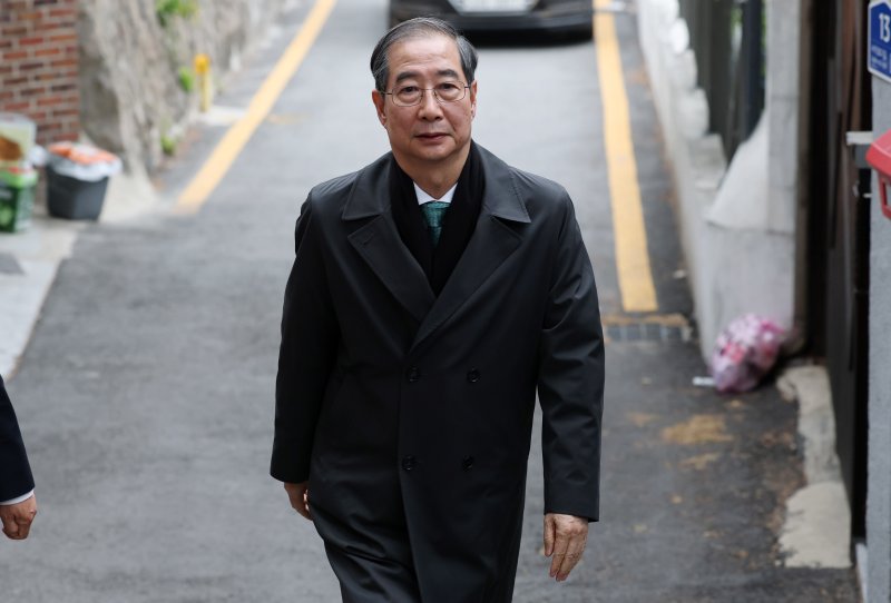 [서울=뉴시스] 조수정 기자 = 한덕수 무소속 대통령 선거 예비 후보가 지난 5일 손학규 전 민주당 대표와 만찬 회동을 갖기위해 서울 종로구 한 식당으로 들어서고 있다. (공동취재) 2025.05.05. chocrystal@newsis.com