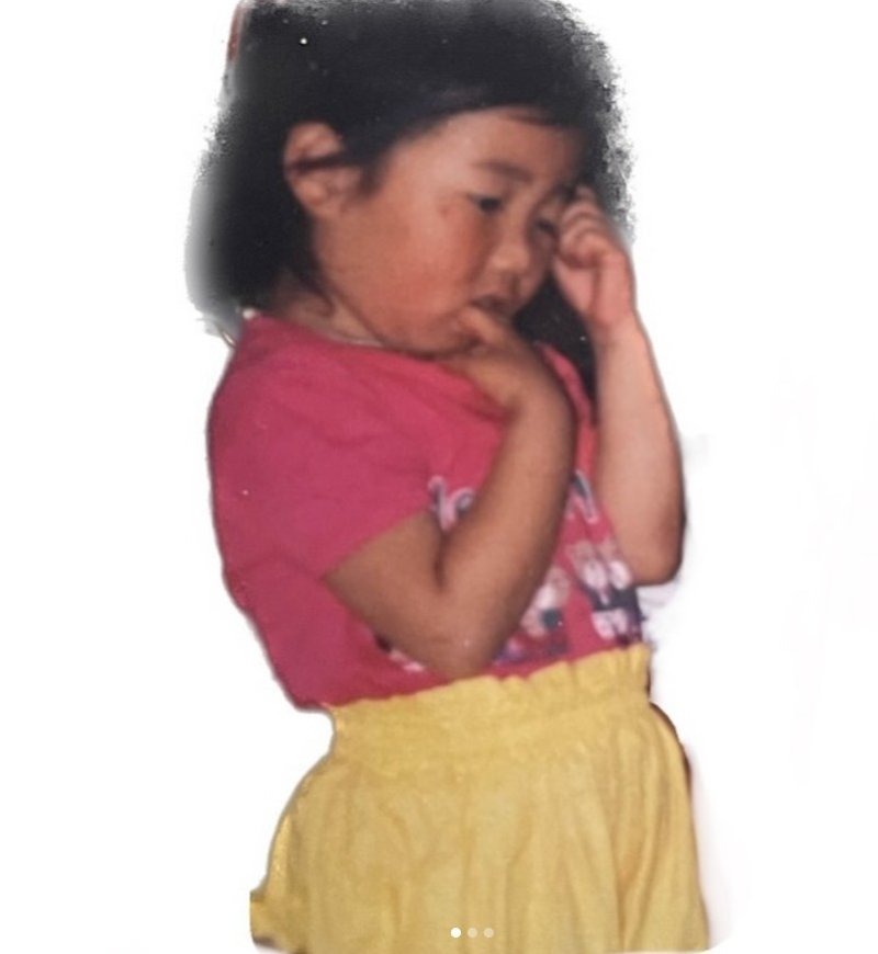 송가인, 어린시절 사진 공개…뚜렷한 이목구비