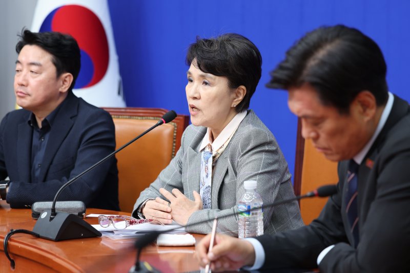 [서울=뉴시스] 권창회 기자 = 강금실 더불어민주당 총괄선거대책위원장이 5일 서울 여의도 국회에서 기자간담회를 갖고 발언하고 있다. 2025.05.05. kch0523@newsis.com