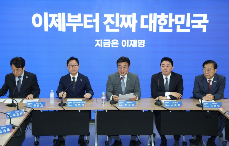 윤호중 더불어민주당 선대위 총괄본부장이 6일 오전 서울 여의도 당사에서 열린 진짜 대한민국 중앙선거대책위원회 총괄본부장단 회의에서 발언하고 있다. 2025.5.6/뉴스1 ⓒ News1 이광호 기자