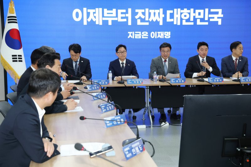 윤호중 더불어민주당 선대위 총괄본부장이 6일 오전 서울 여의도 당사에서 열린 진짜 대한민국 중앙선거대책위원회 총괄본부장단 회의에서 발언하고 있다. 2025.5.6/뉴스1 ⓒ News1 이광호 기자