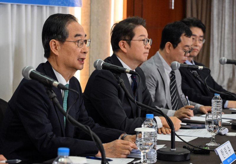 한덕수 무소속 대통령선거 예비후보가 6일 서울 중구 코리아나호텔에서 열린 관훈클럽 초청 토론회에서 기조연설을 하고 있다. /사진=뉴스1