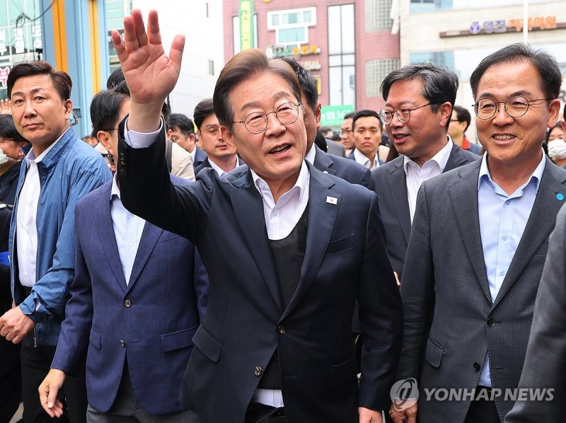 시민들에게 인사하는 이재명 후보 (출처=연합뉴스)