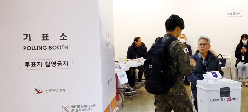 [서울=뉴시스] 박주성 기자 = 지난달 2일 구로구청장 보궐선거 투표소인 서울 구로제5동 제3투표소에서 한 유권자가 투표하고 있다. 2025.04.02. park7691@newsis.com