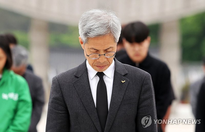 5·18 민주묘지 참배하는 권영국 후보 (출처=연합뉴스)